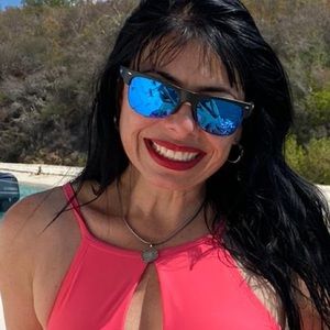 Meet your Posher, Maria elena